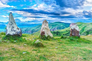 Jour 6 : Le Stonehenge arménien, ses monastères emblématiques et ses vignobles