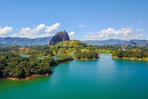 Jour 6 : Visite de Guatapé & Peñol puis vol vers Cartagène